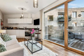 Modern Designed 2 bed Penthouse Apt Sleeps Five